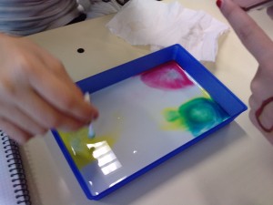 toquem la llet amb una mica de detergent