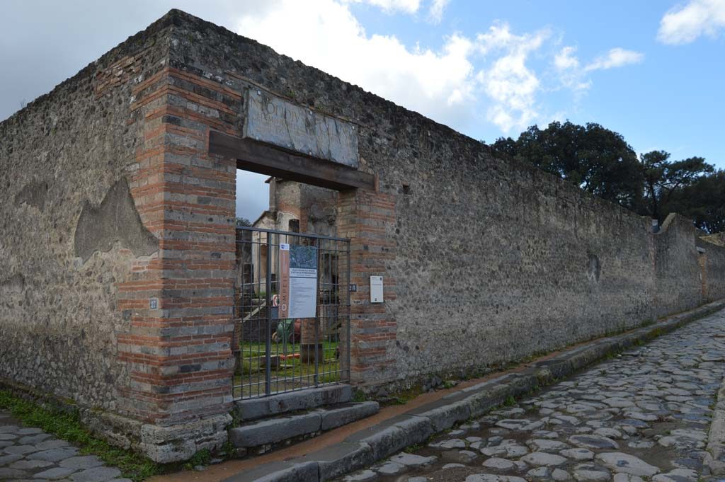 4. Temple d'Isis, a sobre, CIL X 846