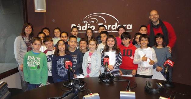 Alumnes de 4t B al locutori de Ràdio Tordera