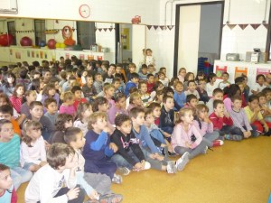 Nens i nenes de Cicle Inicial escoltant atentament el conte que explicava la Castanyera