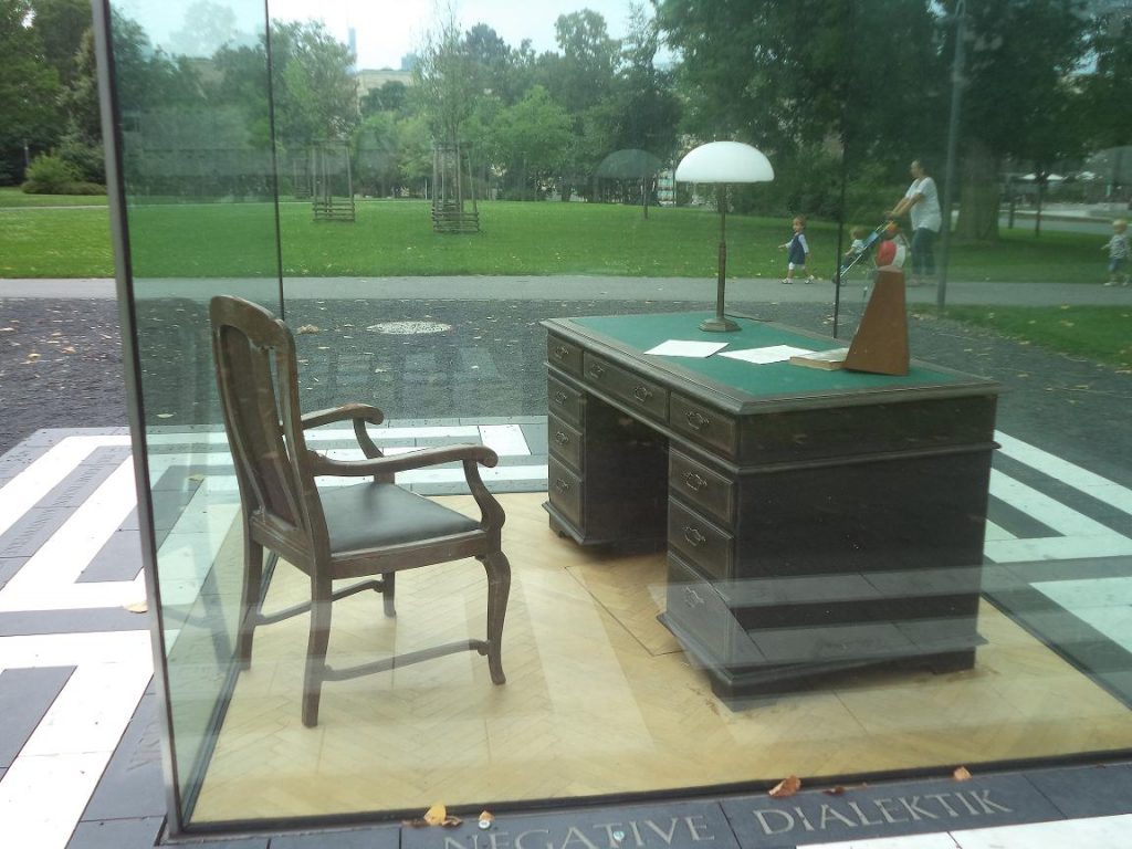 DESPATX ADORNO FRANKFURT