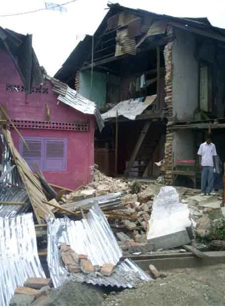 El sisme de Sumatra ja ha causat almenys 1.100 morts Ens preguntem