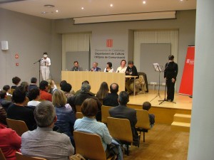 Iris Carrera y Daniela García recitando