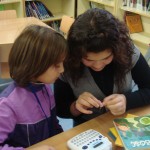 La Claudia de 6è. ensenya a la Laia de 3r. a fer teixells