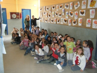 Als nens els encanta el seu mural.