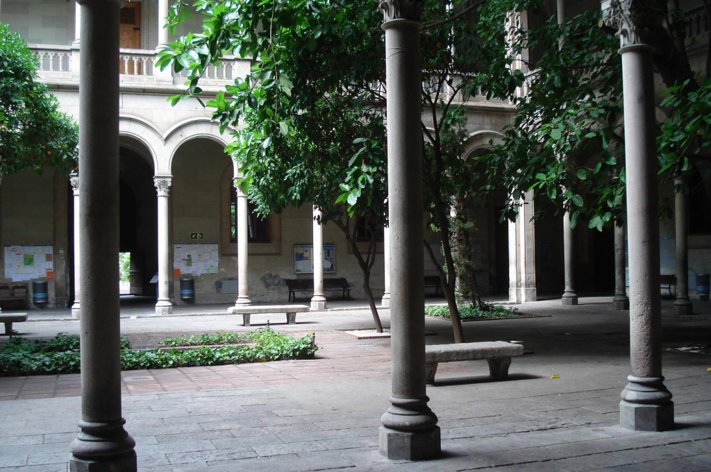Claustro de la Facultad de Filología de la Universitat de Barcelona