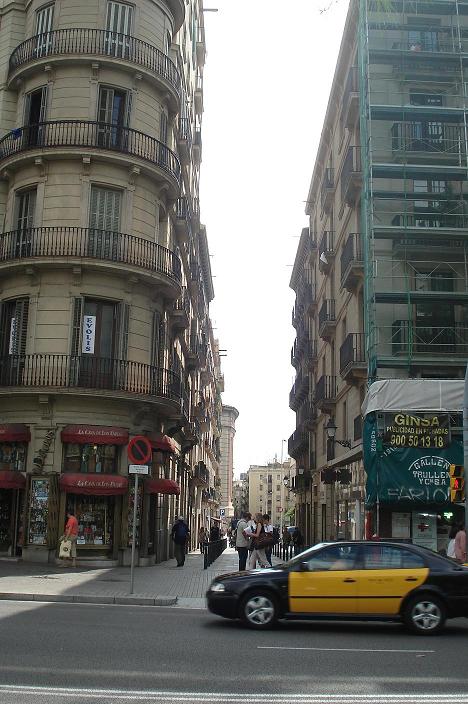 Confluencia de la Plaça Universitat, la Ronda Sant Antoni y el inicio de la calle Tallers; la puerta de entrada al infierno...