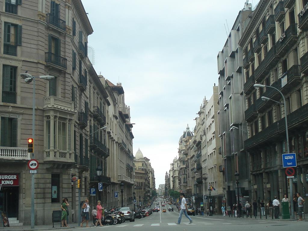 La Vía Layetana, con su suave declive desde la Plaza de Urquinaona