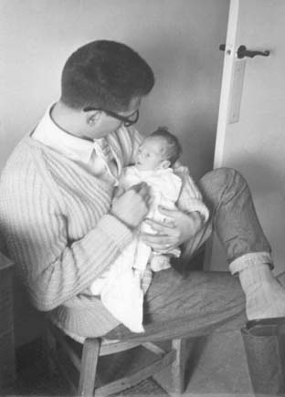 Mi padre, de joven, con uno de sus hijos