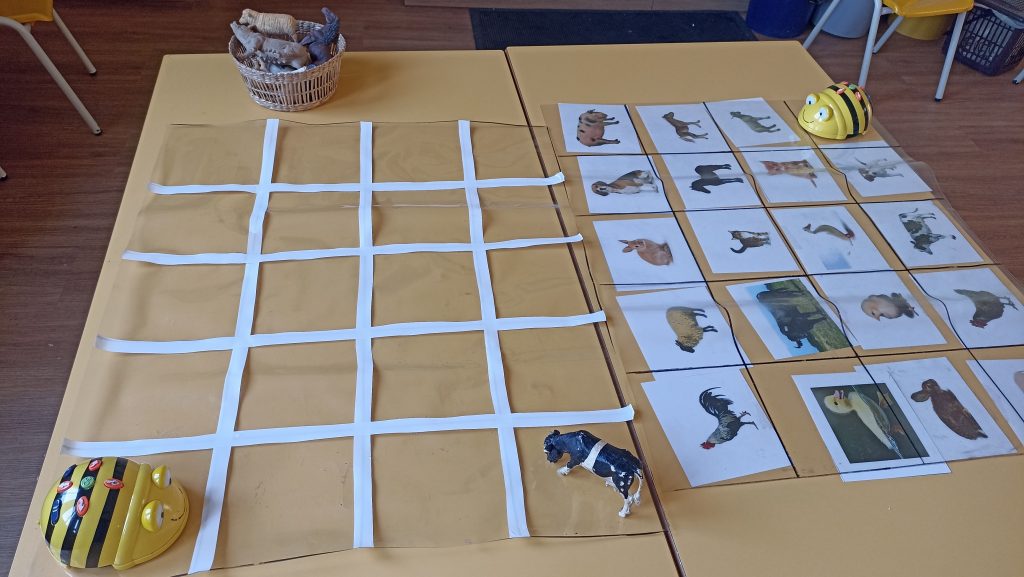 Tapets de Bee-bot amb animals. Adaptació per deficients visuals fent servir animals amb volum i no imatges plastificades