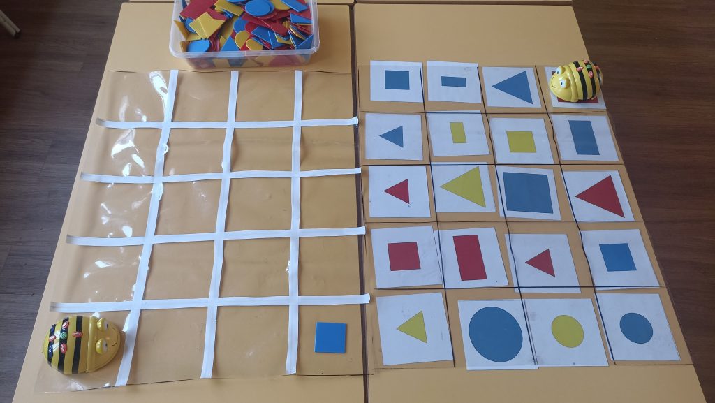 activitat de beebot amb blocs lògics. Adaptació per deficiencia visual fent servir blocs amb volum i no imatges