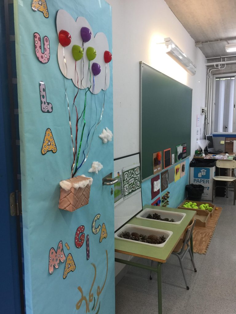 La imatge ens mostra l'entrada a l'"Aula màgica", la SIEI de la nostra escola. Podem observar el racó d'experimentació i el sensorial. 