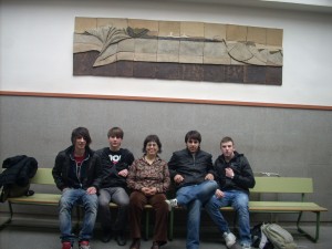 Els quatre participants amb la professora de Geologia a la facultat de Geologia de la UB