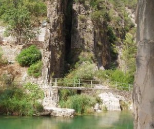 La Fontcalda està envoltada de curioses formacions geològiques Foto: EL PUNT AVUI.