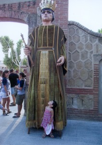 Amb aquesta foto que ens va portar una nena de la classe vam poder comprobar que l'alçada dels gegants és molt més gran que la nostra!