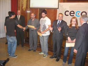 Alumnes de RAE i IMATGE recollint els diplomes