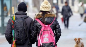GRA132. SANTANDER, 23/02/2013.- Dos jóvenes pasean muy abrigados por una calle de Santander donde las temperaturas no superan los 4 grados. La Agencia Nacional de Meteorología prevé hoy para esta comunidad cielo muy nuboso con precipitaciones débiles, moderado descenso de las temperaturas y la cota de nieve en torno a los 100 metros. EFE/Esteban Cobo