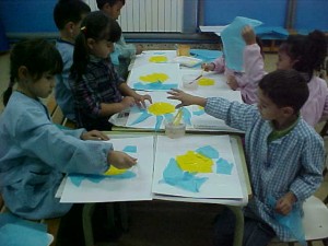 El primer dia de taller hem fet un cel i un sol amb paper de seda,paper xarol i cola de moc d'elefant