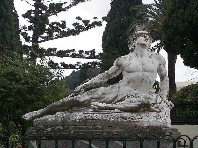 800px-Closeup_of_Achilles_thniskon_in_Corfu_Achilleion