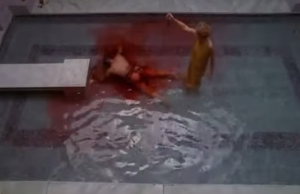 Fotografia extreta de la pel·lícula on Clitemnestra mata a Agamèmnon.