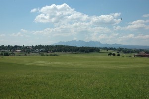 El Pla de Bages, dins la Depressió Central, amb Montserrat al fons.