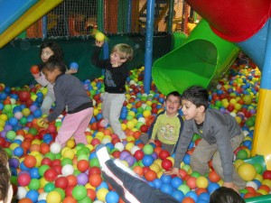 Ens divertim a la piscina de boles.