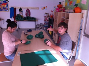 Després les emboliquem amb paper de seda verd.ew