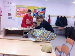 Després, vam embolicar caixes i les van fer servir com a regals.