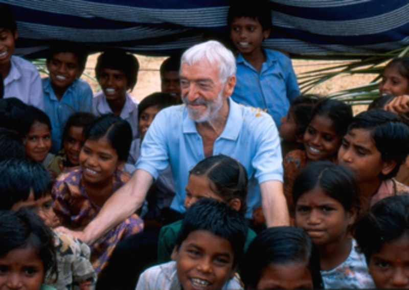 Ferrer envoltat nens