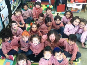 Els alumnes de P4 i P5 després de la gravació de la cançó "CARNESTOLTES"