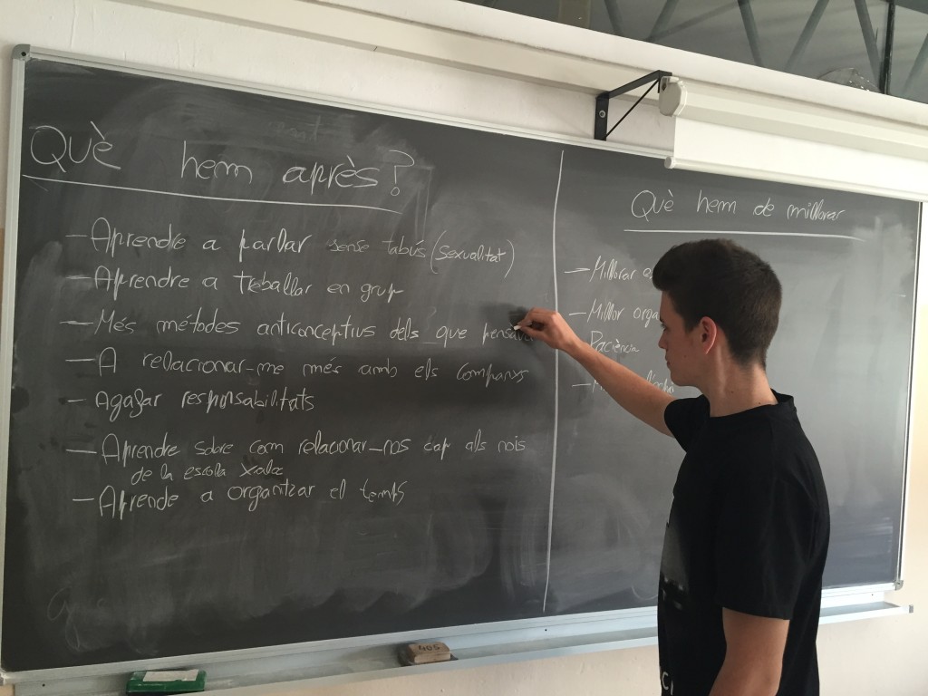 En Marc anotant les aportacions dels alumnes, al'avaluació general
