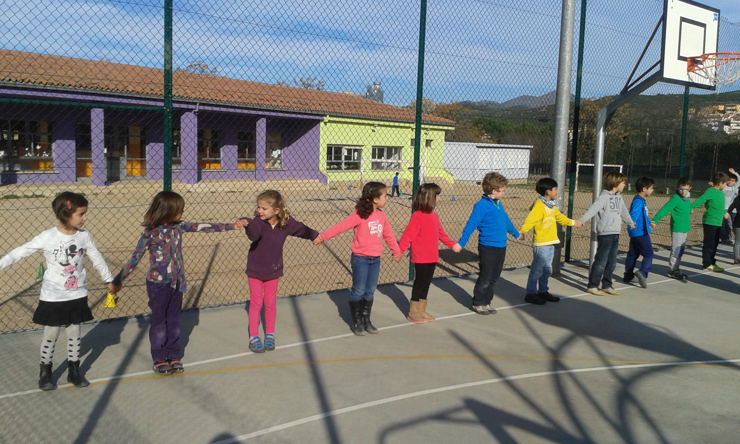 quants nens/es abraçats caben a la pista