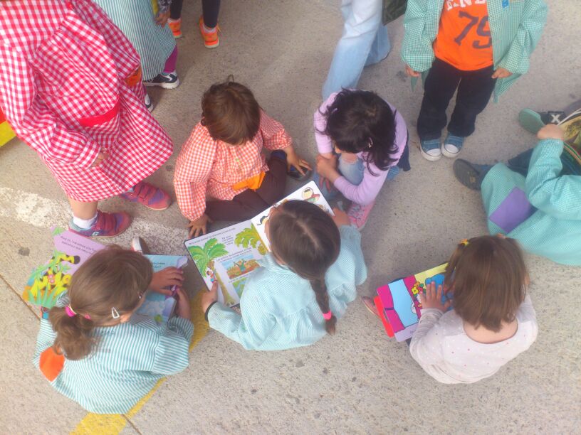 Alumnes d'infantil gaudint dels llibres