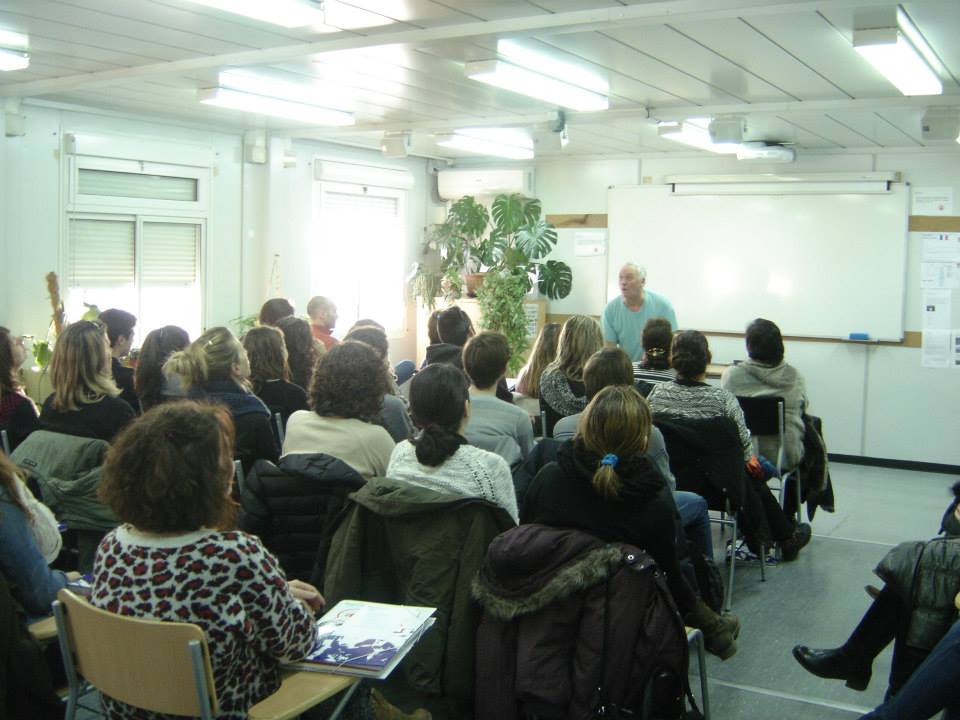 TiTim Bowley explicant contes a un públic molt receptiu.