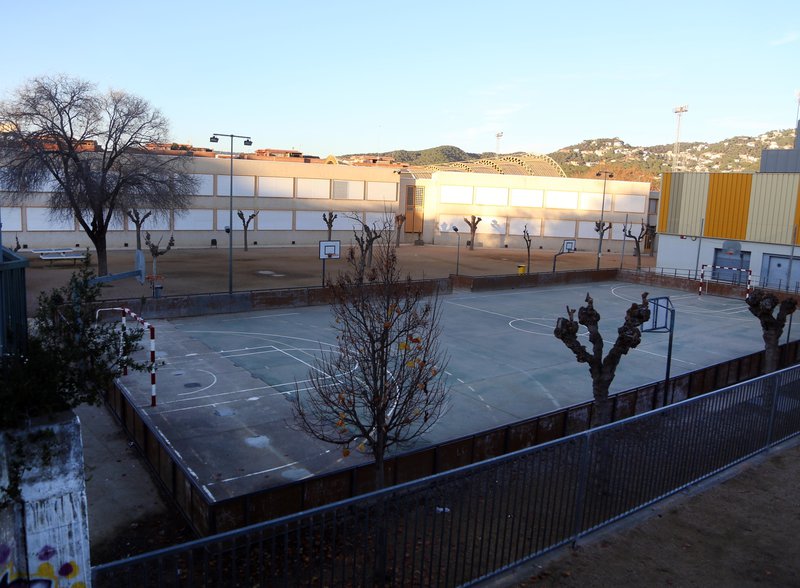 Lloret de Mar. Foto de l'exterior de l'escola Pompeu Fabra. L'ajuntament cobrirà la pista el 2017. És una de les inversions previstes.
