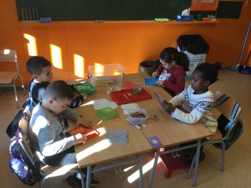 Practiquem amb l'espai i les formes amb el geoplà