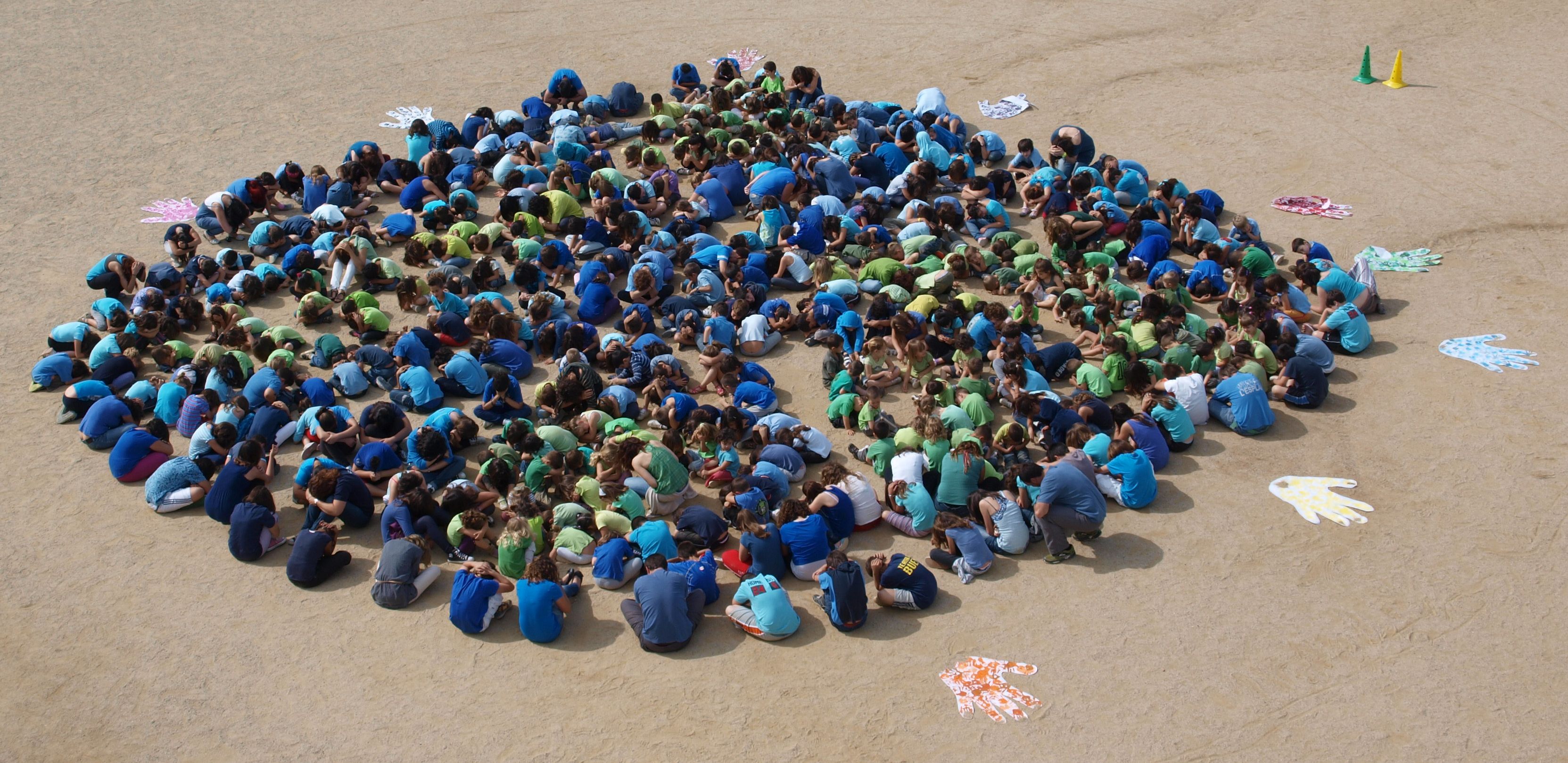 Tots els alumnes de l' escola units formant la Terra