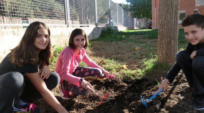 Els nens i les nenes a l’hort