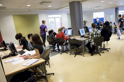 Si us plau, encén el mòbil quan entris a classe.