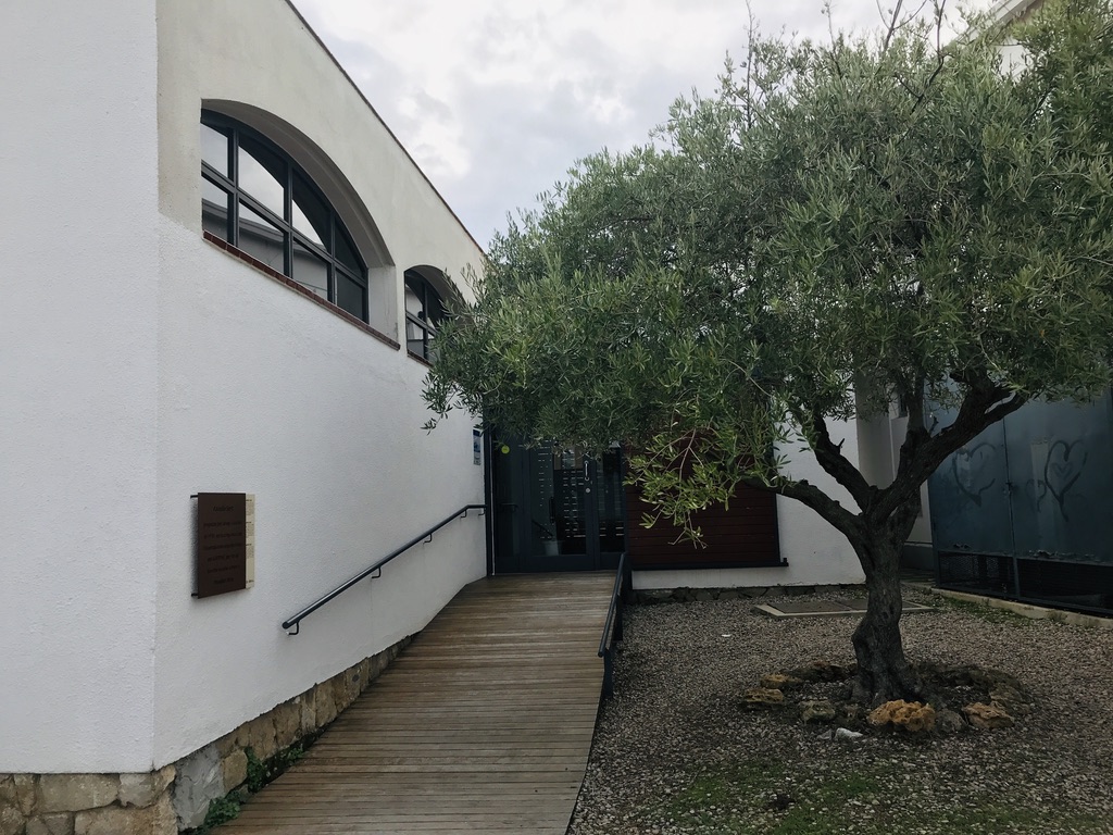 Entrada al Centre Salvador Espriu