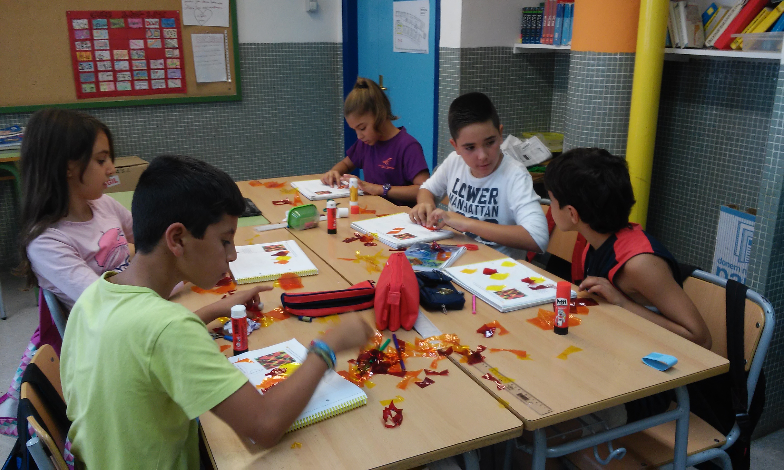 composició de fulles amb colors de tardor amb cel·lofana