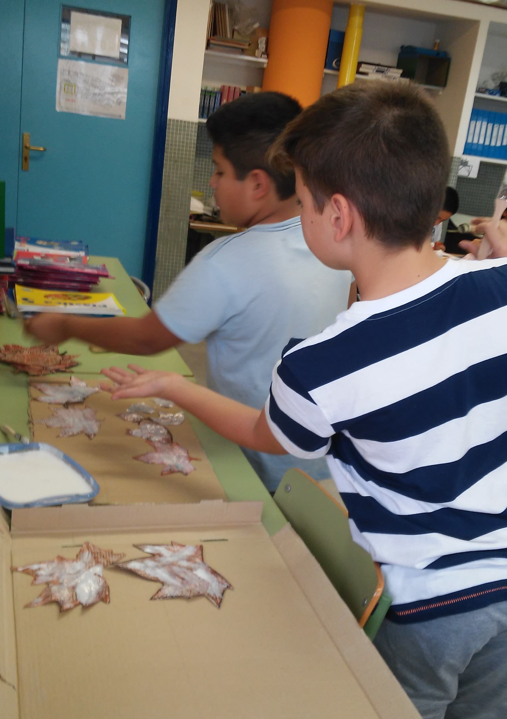 fent l'encolat de les fulles de diari