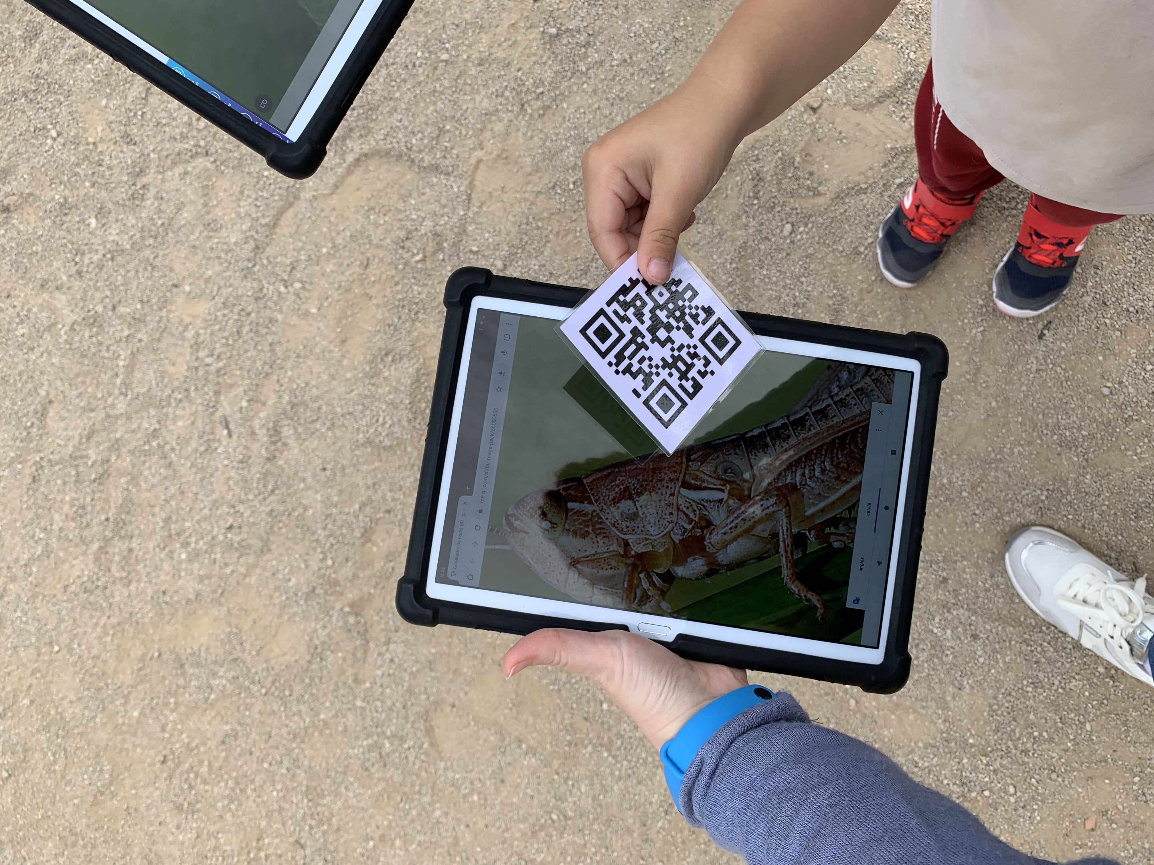 Nen llegint QR amb la tauleta