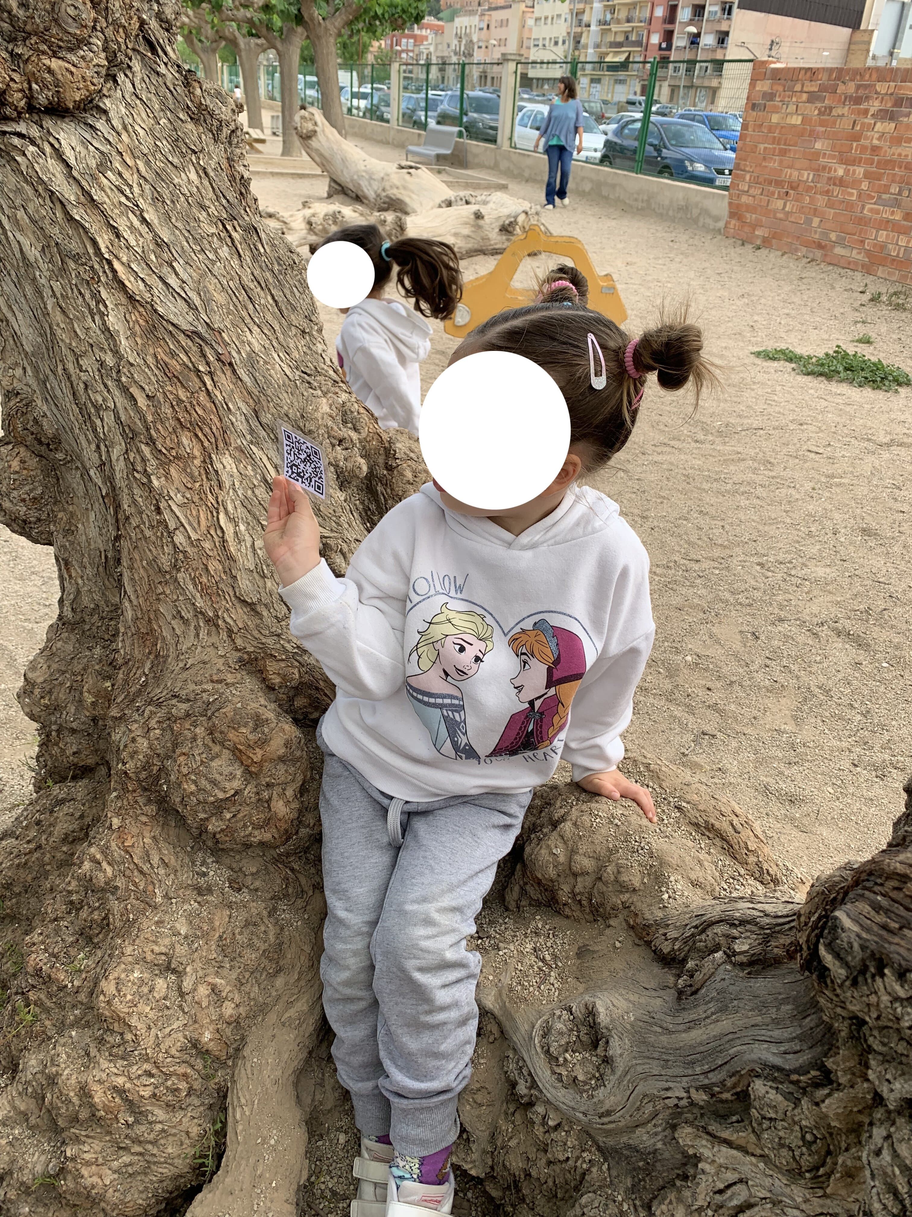 Nena que ha trobat un QR amagat 