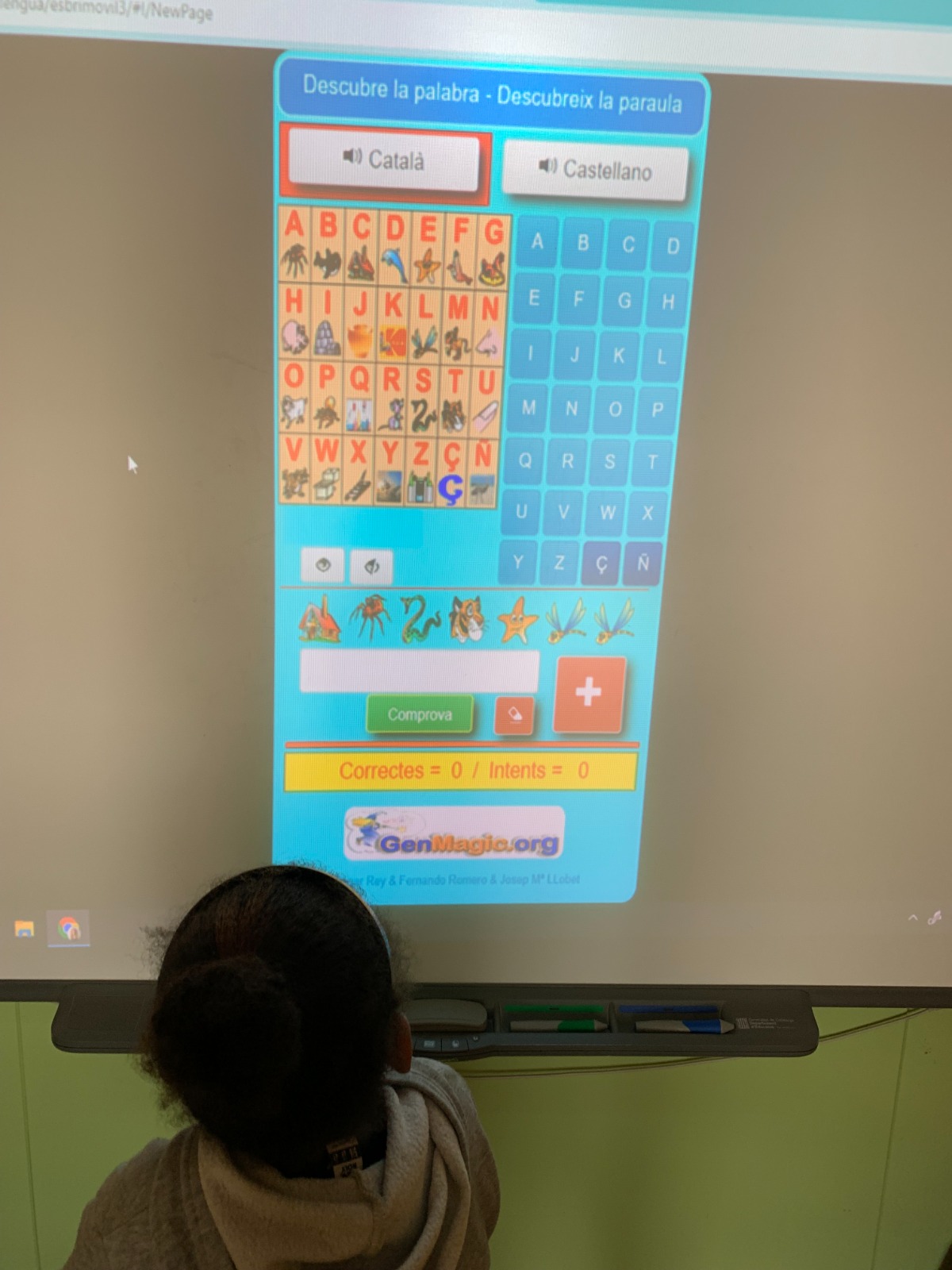 Nena escrivint amb teclat a la PDI