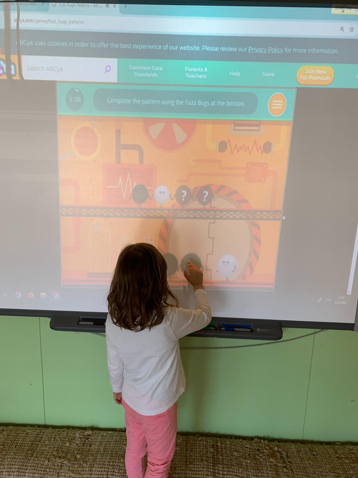 Nena fent una activitat de seriació a la PDI