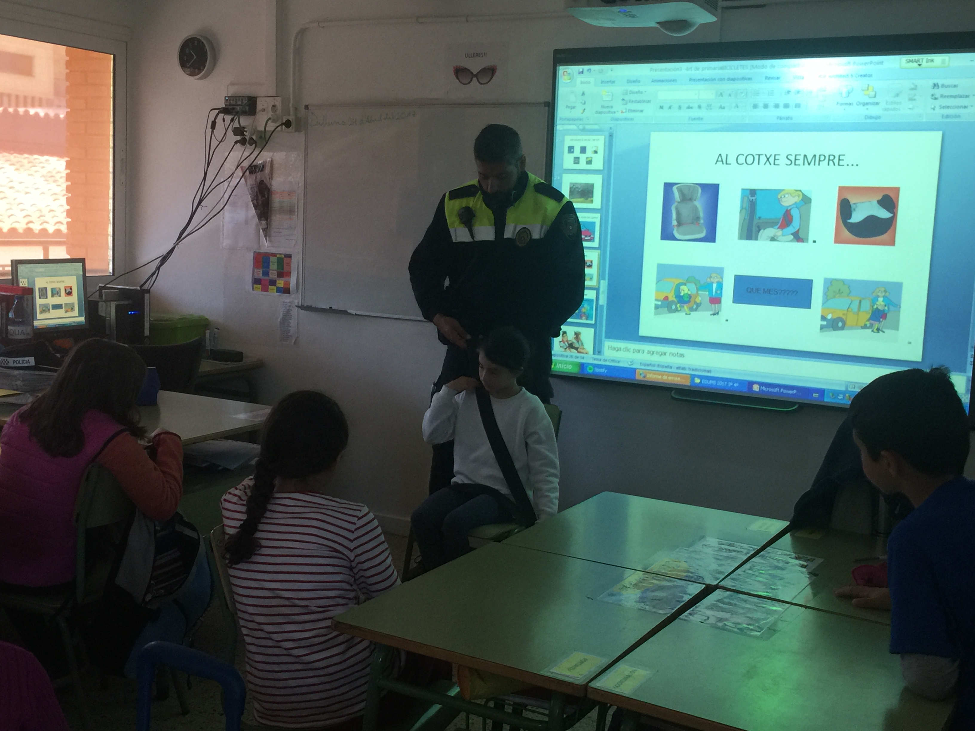 Policia a l'aula