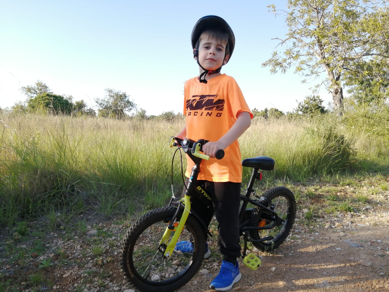 Asier va en bici