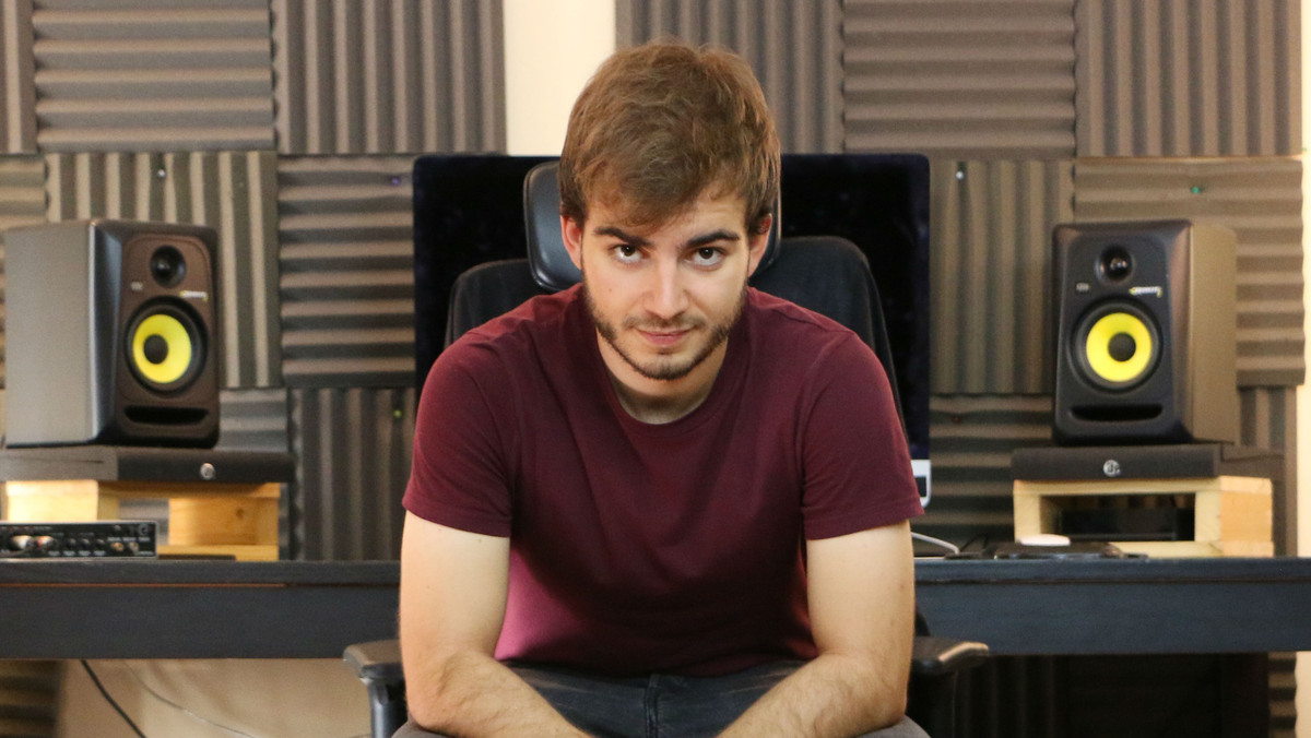 jaime-altozano-youtuber-en-la-sala-de-grabación